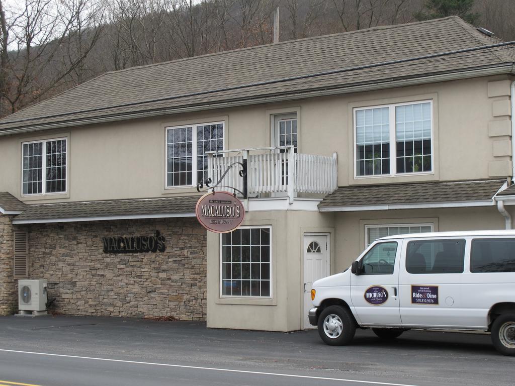 Macaluso'S At The Lantern Lodge Jim Thorpe Room photo
